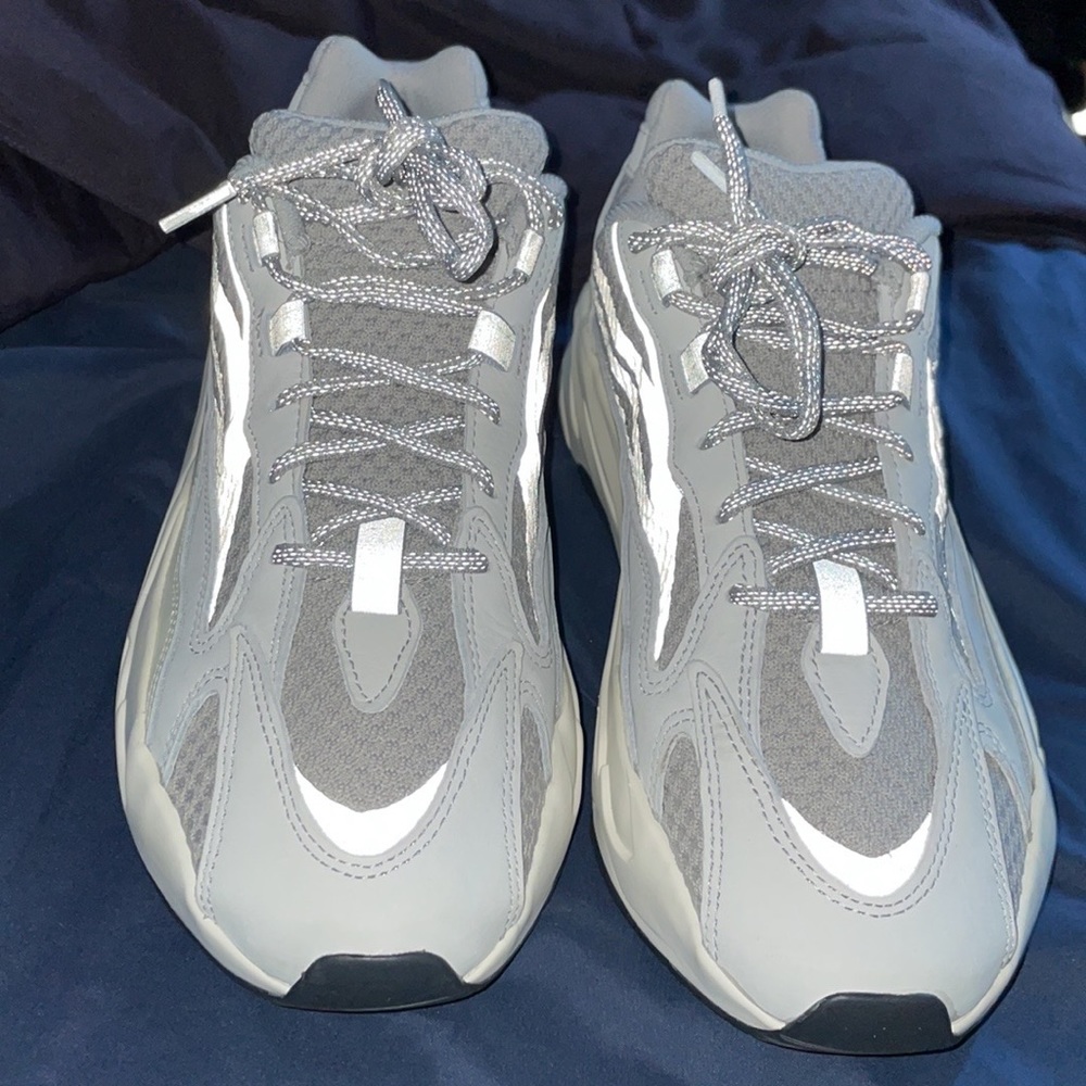 Selling a used pair of yeezy 700V2 static